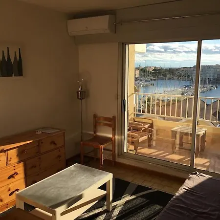 Vue Ensoleillee Sur Le Port De Apartment