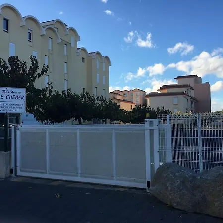 Vue Ensoleillee Sur Le Port De 아파트 그륏상