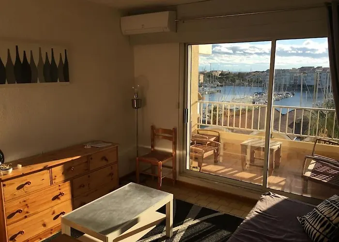 Vue Ensoleillee Sur Le Port De 아파트