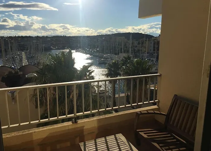 Lejlighed Vue Ensoleillee Sur Le Port De *