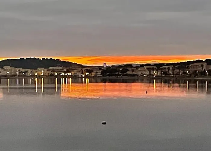 Vue Ensoleillee Sur Le Port De 그륏상